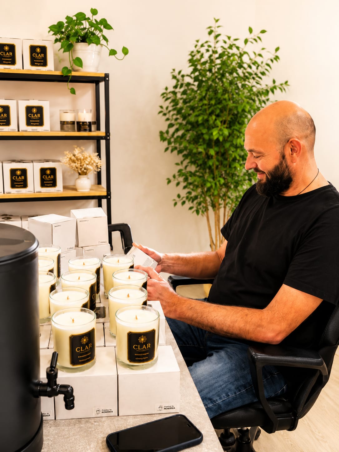 Artizanul CLAR verificând lumânările în atelier